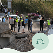 Människor återvänder till en by i södra Libanon på fredagen.