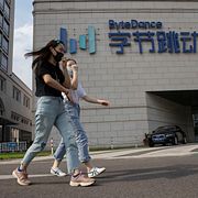 Kvinnor går förbi Bytedances kontor i Peking.