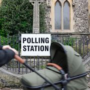 En kvinna passerar en vallokal i London under lokalvalen i maj i år.