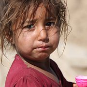 En flicka äter en glass i utkanten av Kabul. 