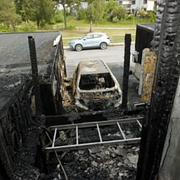 En socialsekreterare fick sin bil uppbränd. I ett av mejlen till Huddinge kommun skickade de åtalade bild på handgranater.