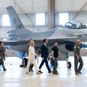 Volodymyr Zelenskyj och Mark Rutte inspekterar F-16-plan i Nederländerna.