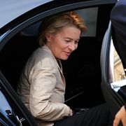 Arkivbild. EU-kommissionens ordförande Ursula von der Leyen kliver ur en bil. 