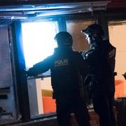 Polisens bombtekniker på plats efter att en sprängladdning har detonerat i anslutning till en bostad i Staffanstorp i Skåne.