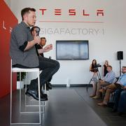 Tesla-chefen Elon Musk tillsammans med Panasonic-chefen Yoshihiko Yamada vid ett seminarium i somras (arkivbild).