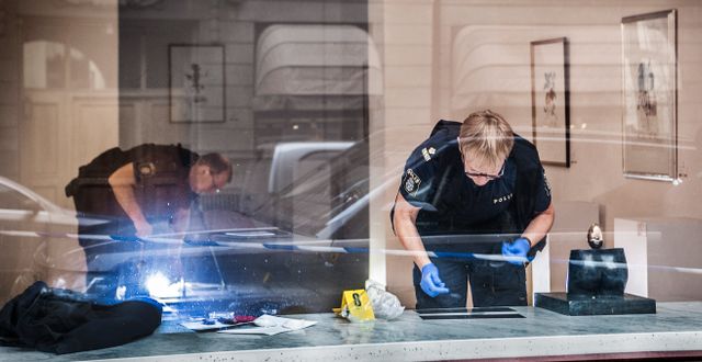 Polisen undersöker bevisning.  Tomas Oneborg/SvD/TT