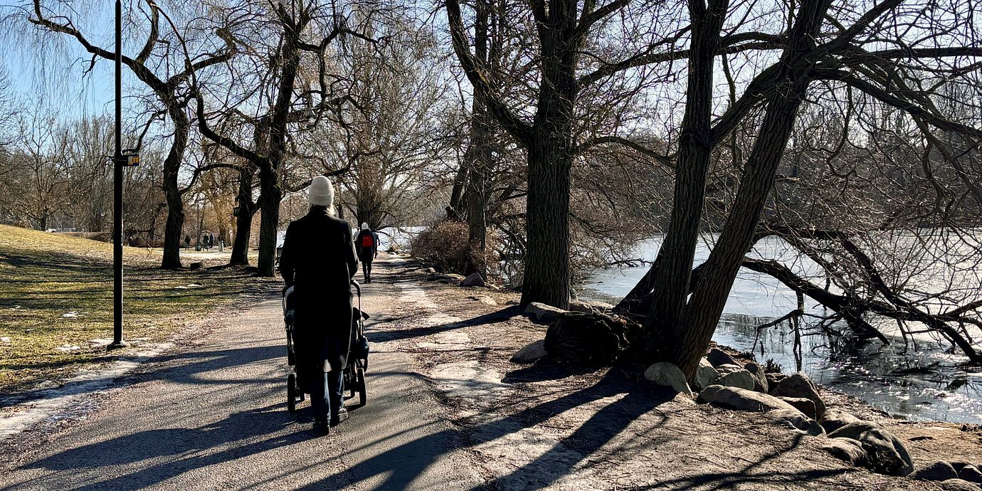 En kvinna med barnvagn i Stockholm.