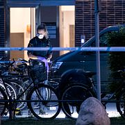 Kriminaltekniker arbetar innanför avspärrningar.
