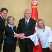 Tunisiens president tar i hand med Mark Rutte, Ursula von der Leyen och Giorgia Meloni när det stärkta stärkta strategiska samarbetet presenteras.