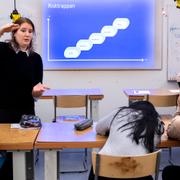 STOCKHOLM 2019-12-11 Amalia Krantz och Ingela Gabrielsson från Nordea undervisar en grupp niondeklassar i "Ekonomipejl", ett projekt där banken kommer ut till skolor och pratar privatekonomi.