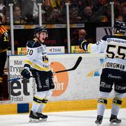 HV71:s Lawrence Pilut jublar efter 2-2 målet under lördagens match.