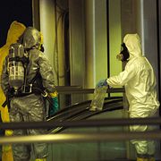 Poliser i skyddsdräkter undersöker ett misstänkt föremål på Pennsylvania Station i New York 2005. Arkivbild.