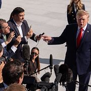 Donald Trump intervjuas utanför Vita huset