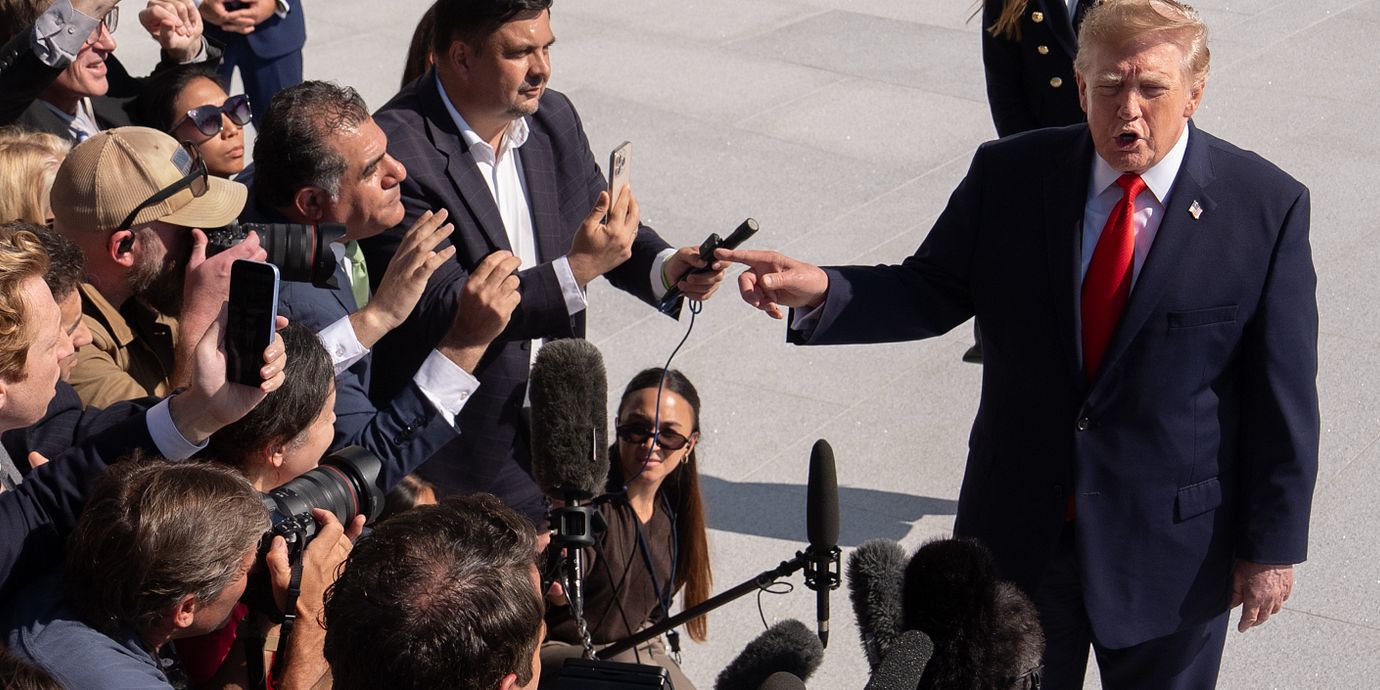 Donald Trump intervjuas utanför Vita huset