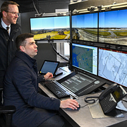 Infrastruktur- och bostadsminister Andreas Carlson (KD) tillsammans med Serhij Derkatj, Ukrainas vice minister för samhällen, territorier och utveckling av infrastruktur, när det mobila flygledartornet.