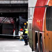 Räddningspersonal vid bussen i Linköping.