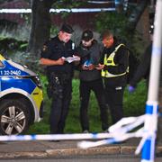 Polis och kriminaltekniker på plats efter skjutningen i Hagsätra.