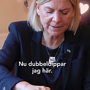 Ebba Busch med cirkelsåg och Magdalena Andersson med kebabsås. Bilder från partiledarnas respektive Tiktok-konton.