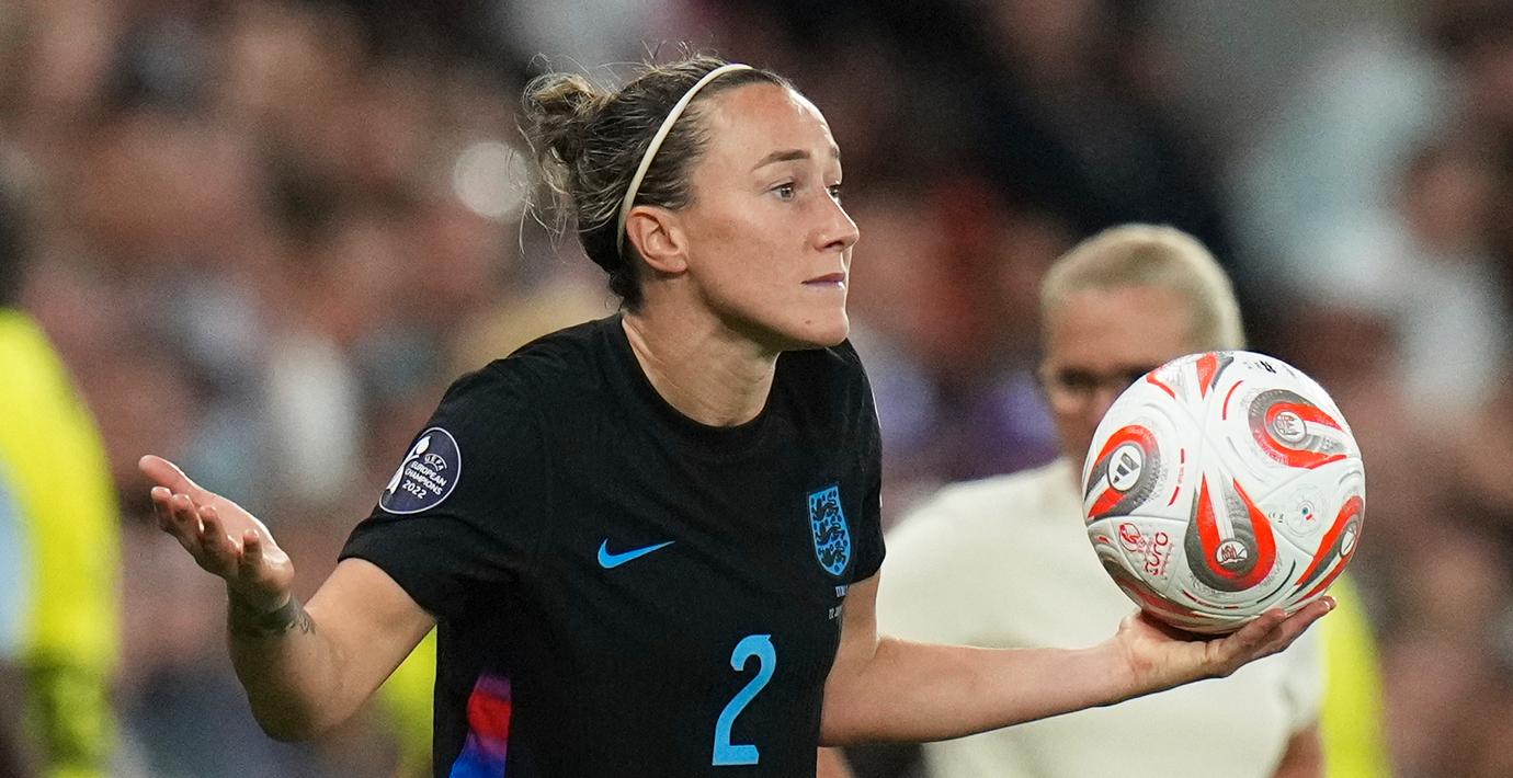 Lucy Bronze i det engelska fotbollslandslaget har talat om hur hon lägger upp träningen efter sin menscykel.