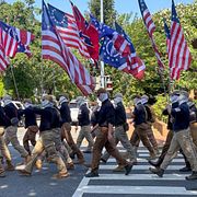 Medlemmar i vitmaktsgruppen Patriot Front i vita masker tågade genom USA:s huvudstad Washington DC.