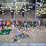 En minnesplats utanför idrottshallen i Älvsjö där Saba Abraham sköts till döds i fredags.