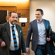 Allras tidigare vd Alexander Ernstberger, till vänster, anländer till Attunda tingsrätt i Sollentuna 2021.