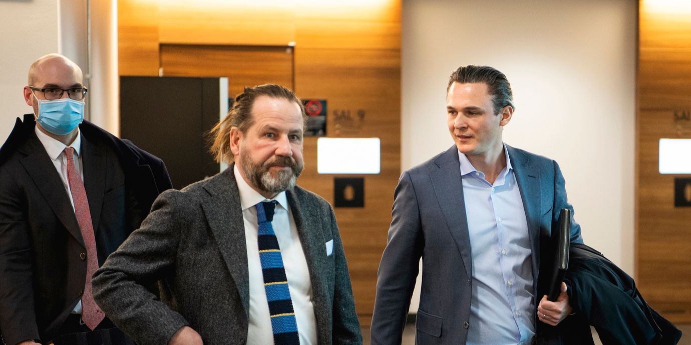 Allras tidigare vd Alexander Ernstberger, till vänster, anländer till Attunda tingsrätt i Sollentuna 2021.
