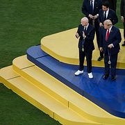 Trump och Infantino delar ut medalj till Lionel Messi efter VM-finalen.