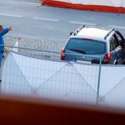 Bild från när polisen undersöker bilen.