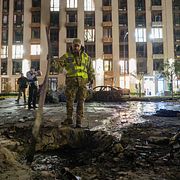 En polis på plats efter en drönarattack i Kyjiv under Trumps påstådda vapenvila.