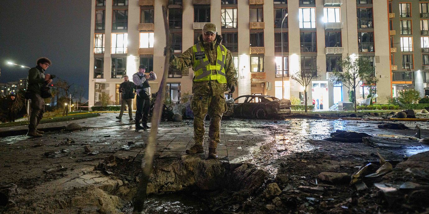En polis på plats efter en drönarattack i Kyjiv under Trumps påstådda vapenvila.