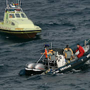 Sjöräddningspersonal bärgar en kropp efter en migrant som dött utanför Lanzarote i februari 2009. Arkivbild. 