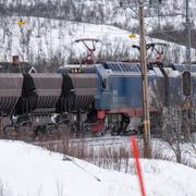 Ett godståg som transporterar järnmalm på Malmbanan några mil från riksgränsen. Illustrationsbild.