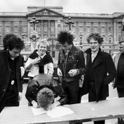 Drottning Elizabeth/Sex Pistols utanför Buckingham Palace 1977.