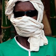 En man som säger sig ha stridit med jihadistmilisen JNIM på ett kafé i Burkina Faso. Arkivbild.