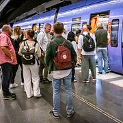 Passagerare på väg av och på ett Pågatåg på Malmö C.  Arkivbild.