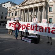 Demonstranter mot förslaget utanför parlamentet i Madrid.