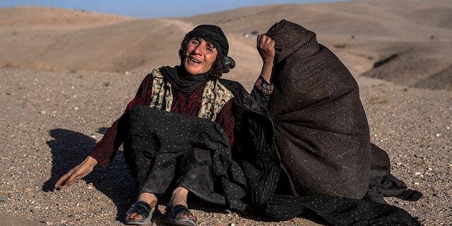 Sörjande kvinnor vid en gravplats i Herat.  Ebrahim Noroozi / AP