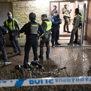 Poliser på plats på Hermodsdal där mannen sköts ihjäl.