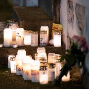 Ljus, godis och blommor vid utanför den fastighet där ett barn hittades livlöst i en lägenhet i centrala i Eslöv 