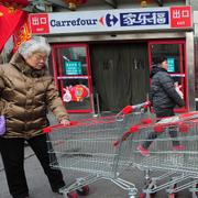 Arkivbild: Kunder utanför en Carrefourbutik i Peking. 