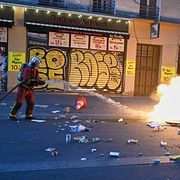  En brandman släcker en eld efter demonstrationer i Paris.