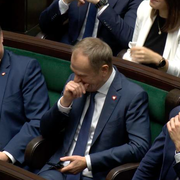 Partiledarna i Civic Coalition – Marcin Kierwiński, Donald Tusk och Borys Budka – skrattar under talet.