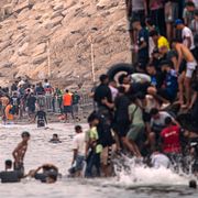 Människor återvänder till Marocko från Ceuta den 31 juli 2026.