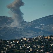 Israel och Hizbollah fortsätter att attackera varandra, trots flera vapenvilor. Bilden är tagen i fredags, då Israel anföll södra Libanon.