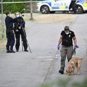 Polis och kriminaltekniker på plats vid Åsbogatan i Ängelholm efter att en flicka i 10-årsåldern överfallits.