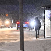 Snöfall över trafikanterna på riksväg 55 i Skolsta utanför Enköping på onsdagseftermiddagen.