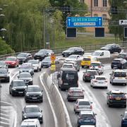 Biltrafik på Centralbron i centrala Stockholm.