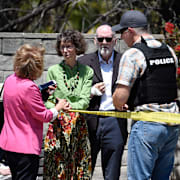 Människor utanför synagogan.