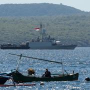 Ett indonesiskt militärfartyg som deltar i sökandet. 